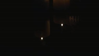 iki yanan mumlar ve bir siyah arka plan üzerine bir kafatası