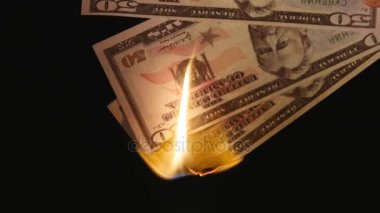 siyah arka plan üzerinde yanan dolar yakın çekim