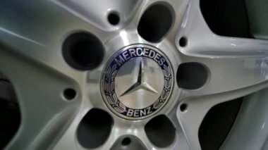 06.12.2017 Chernivtsi, Ukrayna - araba tekerlek üzerinde bir araba, yakın çekim