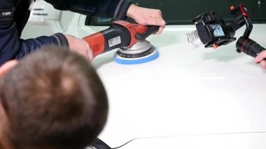 06.12.2017 Chernivtsi, Ukrayna - parlatma fırçası ile beyaz bir araba adam