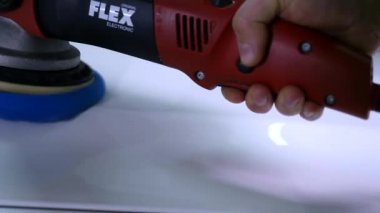 06.12.2017 Chernivtsi, Ukrayna - parlatma fırçası ile beyaz bir araba adam