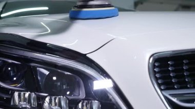 06.12.2017 Chernivtsi, Ukrayna - parlatma fırçası ile beyaz bir araba adam