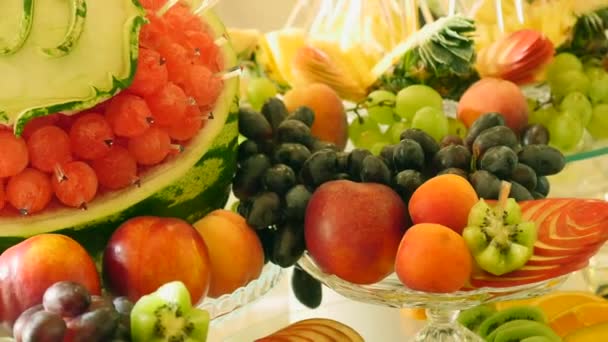 Diversi frutti freschi sul tavolo del buffet di nozze. Frutta e bacche Decorazione tavola nuziale. Ricevimento a buffet vini di frutta champagne. Decorazione tavola nuziale — Video Stock