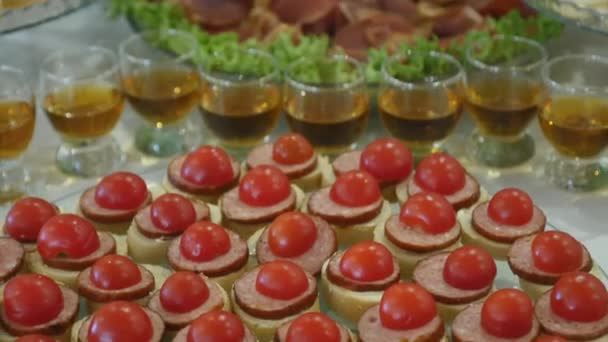 Шведский стол, стол, еда, банкет, фрукты, мясо — стоковое видео