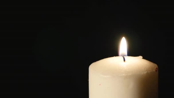 A mão com os fósforos acende uma vela branca — Vídeo de Stock