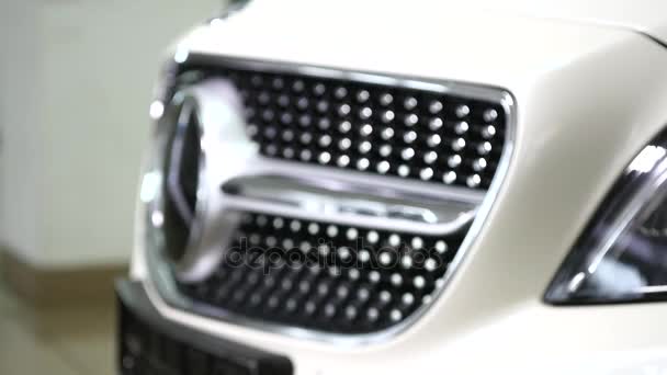 06.12.2017 Chernivtsi, Ukrajna - fehér Mercedes szalon szelektív összpontosít — Stock videók