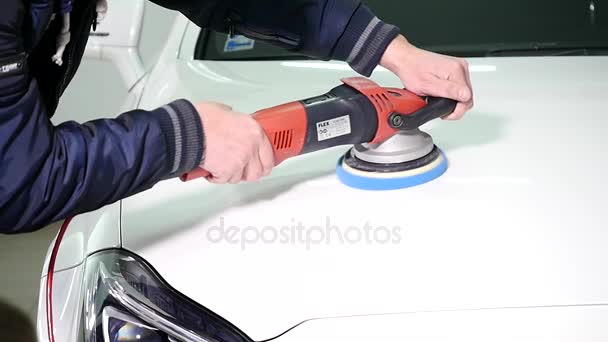 06.12.2017 Chernivtsi, Ukraine - Man polishing a white car with a brush — Stock Video