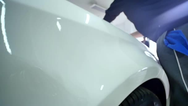 06.12.2017 Chernivtsi, Ucrânia - Homem polir um carro branco com um pincel — Vídeo de Stock