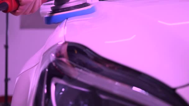 06.12.2017 체르니우치, 우크라이나-브러시로 흰색 차를 연마 하는 사람 — 비디오