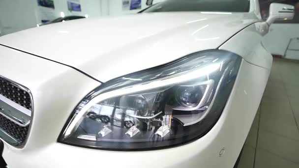 Close-up van de koplampen van een auto 's — Stockvideo