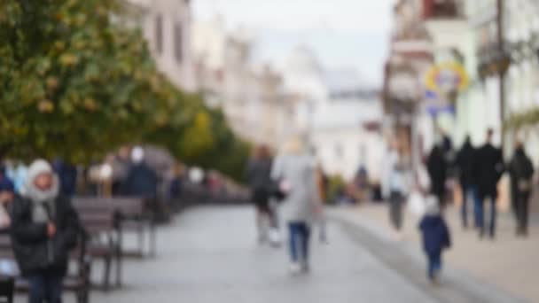 Βολή της θολή, defocused ανθρώπους που περπατούν μέσα από την πλατεία της πόλης — Αρχείο Βίντεο