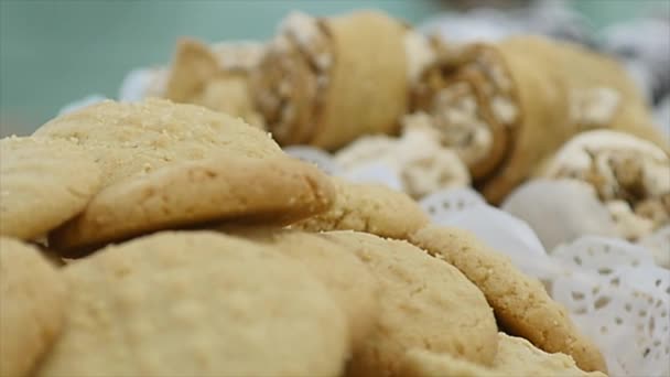 Kirakat, sütemény, cukrászati ablak megjelenítési étkezdéjében finom sivatagi élelmiszer — Stock videók
