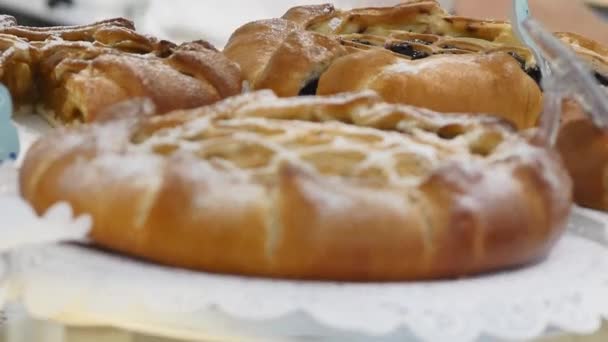 Vetrina di torte, pasticceria in vetrina mensa per gustosi cibi del deserto — Video Stock