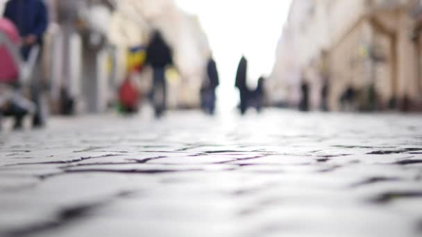 Tiro de gente borrosa y desenfocada caminando por la plaza de la ciudad — Vídeos de Stock