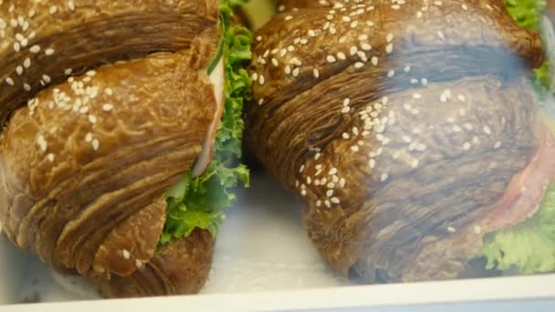 Mostra de bolos, pastelaria em cantina de vitrine para comida saborosa do deserto — Vídeo de Stock