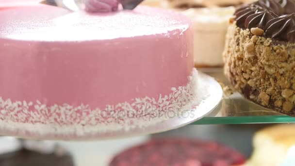 Wizytówką ciasta, ciasta w stołówce wyświetlania okna dla smaczne jedzenie pustyni — Wideo stockowe
