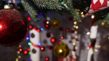 Renkli Noel topları. izole gerçekçi süsleme seti