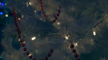 Beyaz Noel ağacı. Yakın çekim. Seçici odak