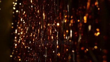 Noel yağmur süslemeleri. Yeni yıl dekorasyon arka plan. Noel dekorasyon parlama ve yağmur şeklinde. seçici odak