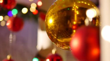 Renkli Noel topları. izole gerçekçi süsleme seti