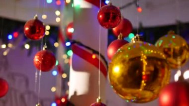 Renkli Noel topları. izole gerçekçi süsleme seti