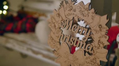 metinle Merry christmas Noel ışıkları arka plan üzerinde ahşap işareti