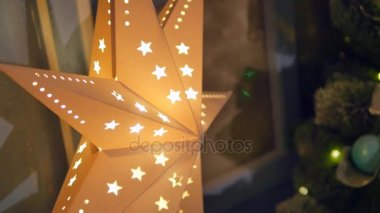 Noel dekorasyon ağacındaki ışıklar ile. Noel ışık ile Noel ağacı. seçici odak. yakın çekim