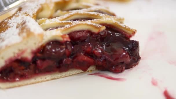 Mostra de bolos, pastelaria em cantina de vitrine para comida saborosa do deserto — Vídeo de Stock