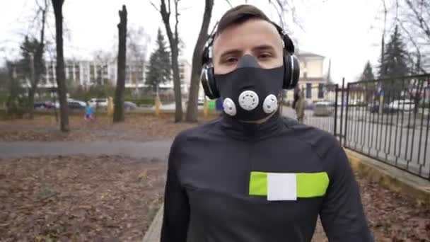 Hombre atlético joven haciendo calentamiento antes del ejercicio y trotar — Vídeos de Stock