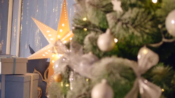 Kerstballen op kerstboom. Close-up. selectieve aandacht — Stockvideo