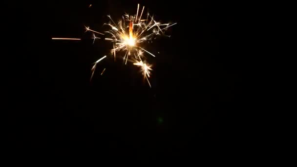 Vuurwerk sterretje branden met lichten op de achtergrond — Stockvideo