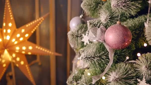 Weihnachtskugeln am Weihnachtsbaum. Nahaufnahme. Selektiver Fokus — Stockvideo