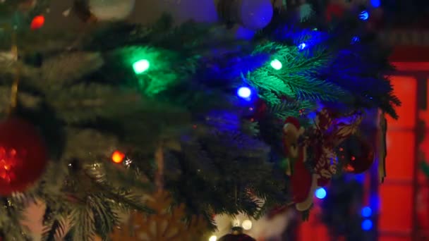 Decoraciones de Navidad en el abeto ramas — Vídeos de Stock