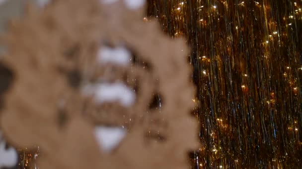 Segno di legno con testo Buon Natale sullo sfondo delle luci di Natale — Video Stock