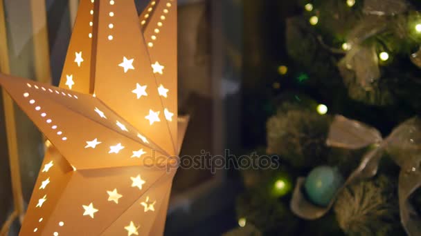 Decoración navideña en árbol con luces. Árbol de Navidad con luz de Navidad. enfoque selectivo. de cerca — Vídeo de stock