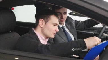 Arabayı teftiş sırasında konuşmayı araba satıcı ile alıcı