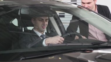 Arabayı teftiş sırasında konuşmayı araba satıcı ile alıcı