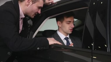 Arabayı teftiş sırasında konuşmayı araba satıcı ile alıcı