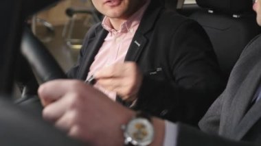 Arabayı teftiş sırasında konuşmayı araba satıcı ile alıcı