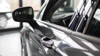 Bir adam iç araç olup olmadığını denetler. Otomatik iş, araba Satılık, teknoloji ve insan kavramı - auto göstermek ya da salon araba satıcısı ile mutlu erkek. Bir satıcı motor gösterisi ile genç adam
