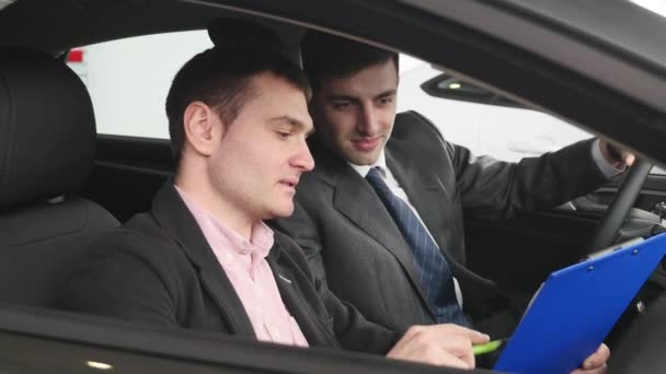 Acheteur ayant une conversation avec le vendeur de voiture pendant l'inspection de la voiture — Video