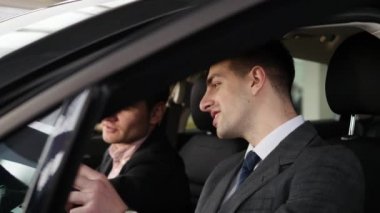 Arabayı teftiş sırasında konuşmayı araba satıcı ile alıcı