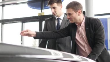 genç adam motor bölümü galerisinde bakarak