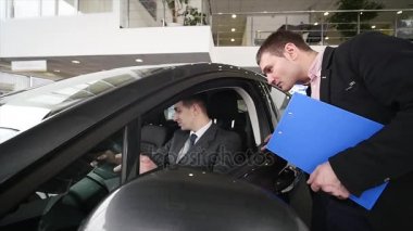Arabayı teftiş sırasında konuşmayı araba satıcı ile alıcı