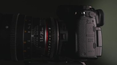 Siyah arka plan üzerine izole dijital SLR dijital fotoğraf makinesi