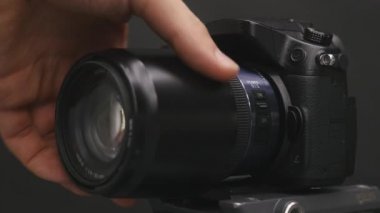 Fotoğrafçı değişen lens kamera üzerinde