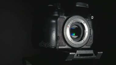 Fotoğrafçı değişen lens kamera üzerinde