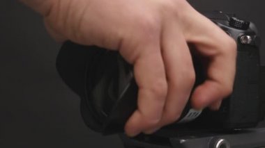 Fotoğrafçı değişen lens kamera üzerinde