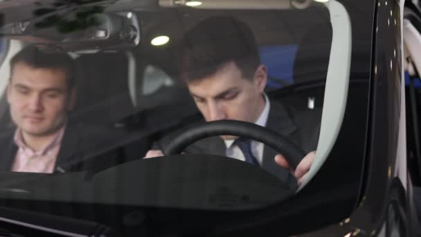 Acquirente avendo conversazione con il venditore di auto durante l'ispezione della vettura — Video Stock