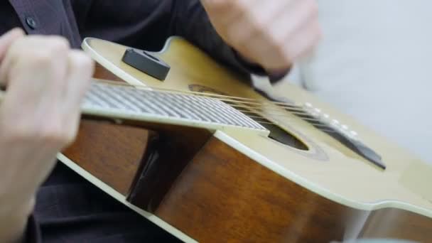 Guapos jóvenes tocando la guitarra — Vídeos de Stock